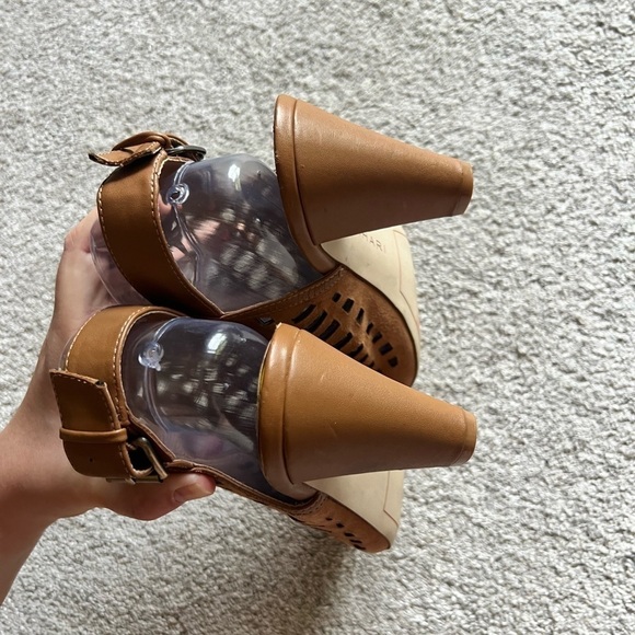 Tahari Women’s size 9 Evalyn Leather Open Toe Casual Slingback Sandals Heels - Picture 3 of 6